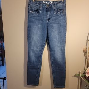 Seven7  Jeans. Skinny Leg. Size 12.